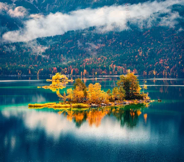 依卜斯湖的模糊晨景 巴伐利亚阿尔卑斯山的风景秀丽的秋天 五彩缤纷的山岗映衬在清澈的水面上 自然美概念背景 — 图库照片