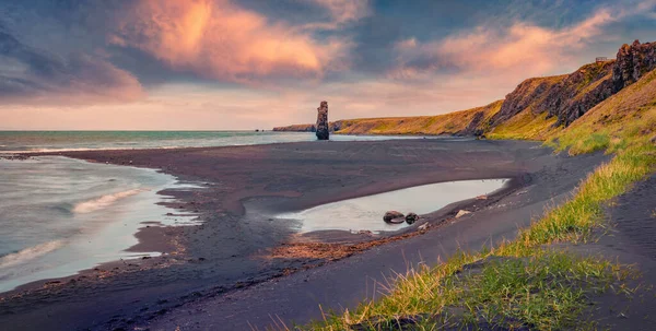 Attraktive Sommerlandschaft Des Atlantiks Mit Beliebtem Touristenziel Hvitserkur Riesiger Basaltstapel — Stockfoto