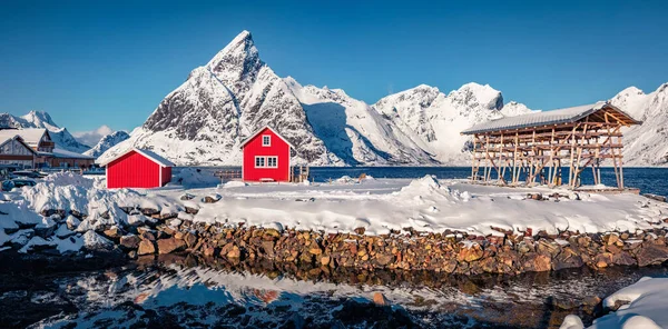 美丽的冬季风景 挪威Sakrisoy村的超级晨景 让人兴奋的是具有典型木制房屋的罗浮敦岛冬季美景 挪威海的海景 — 图库照片