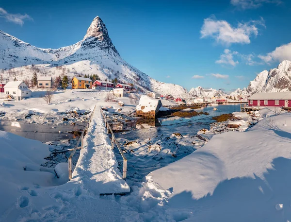 그라브 만을가로지르는 인도교를 뒤덮었다 인기있는 관광지 인리네읍 풍경이다 노르웨이 로포텐 — 스톡 사진