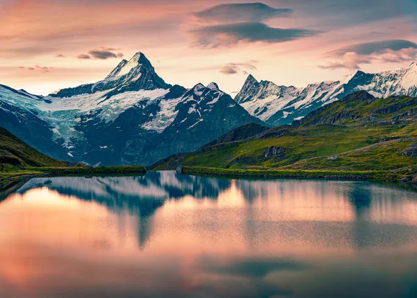Impresionante Amanecer Verano Lago Bachalpsee Con Picos Schreckhorn Wetterhorn Fondo — Foto de Stock