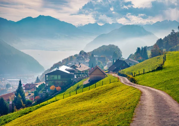 Schöne Sommerkulisse Nebel Morgen Blick Auf Das Dorf Stansstad Schweiz lizenzfreie Stockbilder