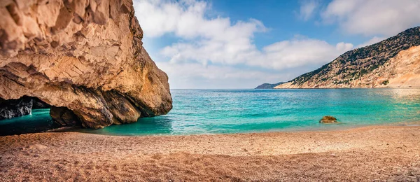 Myrtos海滩全景 希腊Divarata村Cephalonia岛的Stunnig晨景 爱奥尼亚海明媚的夏季海景 自然美概念背景 图库图片