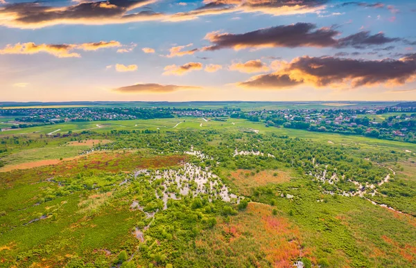セレット川の氾濫した渓谷の飛行ドローンからのエキゾチックな夏の景色 テルノーピリ地方 ウクライナ ヨーロッパでの日の出を捉えます 旅のコンセプト背景 ロイヤリティフリーのストック写真