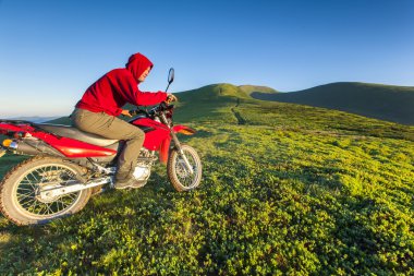 dağlarda enduro motosiklet
