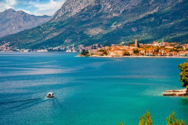 Gradac kasabası yakınlarındaki Adriyatik Denizi boyunca motorlu tekne gezisi. Güney Dalmaçya, Hırvatistan ve Avrupa 'daki Makarska Riviera' nın harika sabah manzarası. Seyahat konsepti arka planı.
