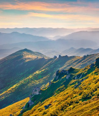 Karpat Dağları 'nın çekici sabah manzarası. Avrupa, Ukrayna 'daki Dzembronya köyünde çarpıcı bir gün batımı. Doğa konseptinin güzelliği.