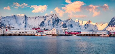 Küçük balıkçı kasabasının panoramik kış şehri Hamnoy, Norveç, Avrupa. Norveç Denizi 'nin muhteşem sabah deniz manzarası. Lofoten Adası 'nın ikonik manzarası. Güzel kış manzarası