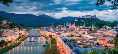Salzburg, Old City 'nin panoramik yaz şehri, ünlü besteci Mozart' ın doğduğu yer. Doğu Alpleri, Avusturya, Avrupa 'nın dramatik açık hava manzarası. Salzach nehri ile büyüleyici akşam manzarası. 