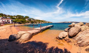 Sardunya 'nın romantik sabah manzarası. Rafael limanı, Olbia-Tempio, İtalya, Avrupa 'nın halk plajı etkileyici bir yaz sahnesi. Akdeniz 'deki sakin deniz manzarası. Seyahat konsepti arka planı.