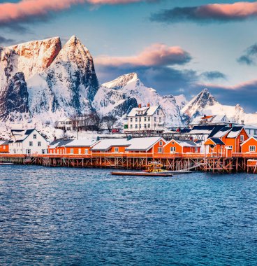 Gravdal Körfezi 'nde fantastik kış gündoğumu. Popüler turizm merkezi Lofoten Adaları 'nın renkli sabah manzarası. Norveç 'in güzel deniz manzarası. Sakrisoy köyünün soğuk kış manzarası.