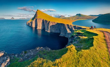 Sorvagsvatn Gölü, Vagar, Faroe Adaları, Danimarka, Avrupa. Atlantik Okyanusu 'nun inanılmaz yaz deniz manzarası. Hava manzarası fotoğrafçılığı. Doğa konseptinin güzelliği.