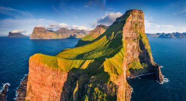 Kallur Deniz Feneri, Kalsoy adasının insansız hava aracından muhteşem bir akşam manzarası. Faroe Adaları, Danimarka, Avrupa 'nın muhteşem yaz manzarası. Atlantik okyanusunun büyük deniz manzarası.