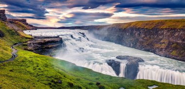 Popüler turizm merkezi Gullfoss Şelalesi 'nin panoramik yaz manzarası. Hvita nehrinde dramatik bir gün doğumu. İzlanda, Avrupa 'nın inanılmaz sabah manzarası. Seyahat konsepti arka planı.