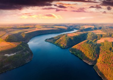 Ushytsia nehrinin uçan dronundan harika bir sabah manzarası. Popüler turizm beldesi Bakota 'da dramatik bir yaz gündoğumu. Doğa konseptinin güzelliği.