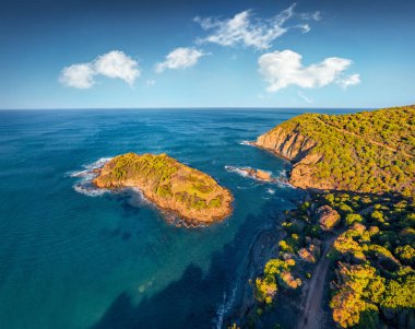 Isola Su Cardolinu adasının insansız hava aracı görüntüsü. Sardinya 'nın, İtalya' nın, Avrupa 'nın sabah manzarası. Doğa konseptinin güzelliği.