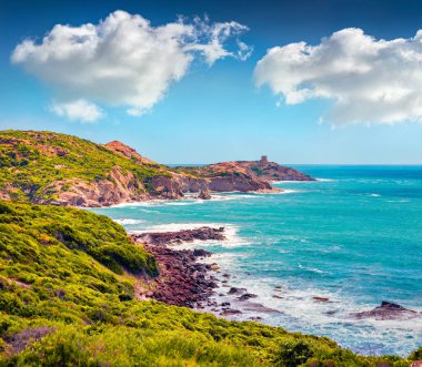 Torre Arjantin kulesinin inanılmaz manzarası. Sardunya Adası, İtalya, Avrupa 'nın muhteşem sabah manzarası. Akdeniz 'in çekici deniz manzarası. Doğa konseptinin güzelliği.