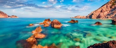 Petani Sahili 'nin panoramik yaz manzarası. Sefalonya Adası, Yunanistan, Avrupa 'nın sakin sabah manzarası. Akdeniz 'in muhteşem deniz manzarası. İyon Adaları 'nın çarpıcı açık hava manzarası.