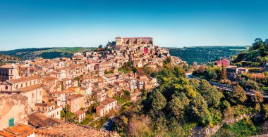 Ragusa şehrinin panoramik bahar manzarası. Arka planda Palazzo Cosentini ve Duomo di San Giorgio kilisesi var. Sicilya, İtalya, Avrupa 'nın resimli sabah manzarası. Seyahat konsepti arka planı.