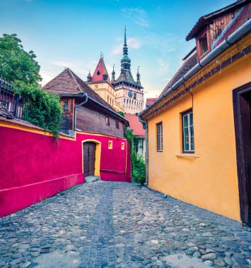 Ortaçağ 'ın ünlü güçlendirilmiş şehri ve Saksonlar tarafından inşa edilen Saat Kulesi' nin muhteşem sabah manzarası. Sighisoara, Transilvanya, Romanya ve Avrupa 'nın renkli yaz şehirleri. Seyahat konsepti arka planı.