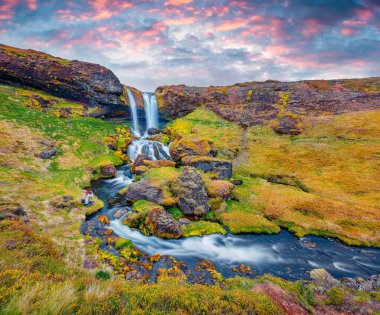 Koyun Şelalesi 'nin görkemli yaz manzarası. İzlanda, Avrupa 'nın muhteşem sabah manzarası. Doğa konseptinin güzelliği.