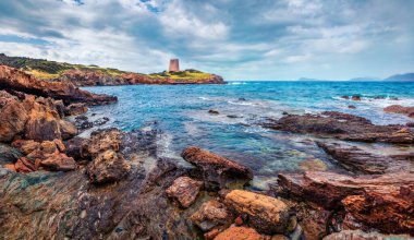 Torre di Pixinni kulesiyle Piscinni Körfezi 'nin muhteşem yaz manzarası. Sardunya Adası, İtalya, Avrupa 'nın kasvetli sabah manzarası. Harika Akdeniz manzarası.