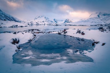 Sandvika Körfezi 'nin göz kamaştırıcı kış manzarası. Lofoten Adaları 'nın karlı sabah manzarası, Norveç, Avrupa. Norveç denizinin muhteşem deniz manzarası. Kutup dairesi üzerinde yaşam.