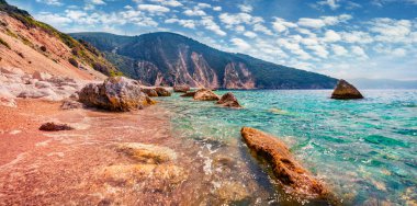 Gök mavisi suyla Myrtos Sahili 'nin şaşırtıcı yaz manzarası. Divarata köyü, Yunanistan, Avrupa 'daki Cephalonia adasının çekici sabah manzarası. İyon Denizi 'nin renkli deniz manzarası. 