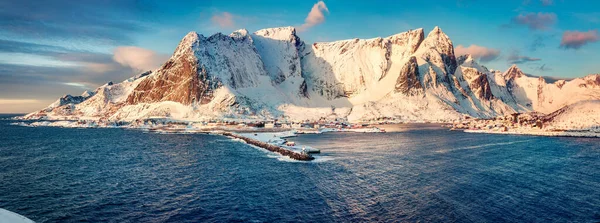 Reine镇的空中晨景 罗浮敦岛全景全景 背景图为里奈布林根峰 挪威海上多彩的冬日日出 挪威壮观的户外场景 — 图库照片