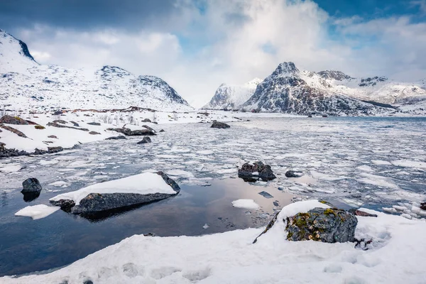 Vacker Vinterscen Över Polcirkeln Fryst Boosen Fjord Flakstadoya Vacker Morgonutsikt — Stockfoto