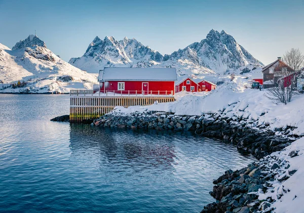 눈덮인 전망에는 로포텐 노르웨이 유럽의 몰나도덴 보인다 노르웨이 바다의 피오르드 — 스톡 사진