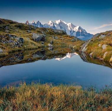 Arka planda Mont Blanc (Monte Bianco) ile Lac Blanc gölünün muhteşem yaz manzarası. Chamonix, Fransa, Avrupa 'nın güzel açık hava manzarası. Doğa konseptinin güzelliği.