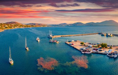 Nea Artaki limanının insansız hava aracı görüntüsü. Euboea Adası, Yunanistan ve Avrupa 'da muhteşem bir yaz günbatımı. Muhteşem Ege deniz manzarası. Seyahat konsepti arka planı.
