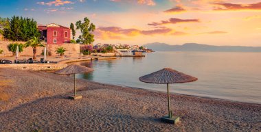 Yunanistan 'ın Chalcis şehrinin sakin yaz manzarası. Ege Denizi 'nin renkli sabah deniz manzarası, Kuzey Euboean Körfezi. Euboea Adası, Yunanistan ve Avrupa 'da heyecanlı bir gün doğumu. Seyahat konsepti arka planı