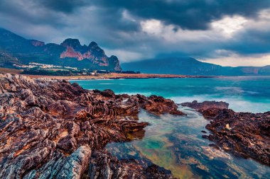 Dramatik deniz manzarası. Sicilya, Isolidda Sahili, San Vito Burnu, İtalya, Avrupa 'da fantastik bir yaz gündoğumu. Akdeniz 'in muhteşem sabah deniz manzarası. Doğa konseptinin güzelliği.