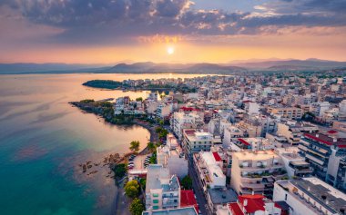 Yunanistan 'ın Chalcis kasabasında muhteşem bir gün doğumu. Kuzey Euboean Körfezi, Ege Denizi 'nin muhteşem yaz deniz manzarası. Euboea Adası, Yunanistan ve Avrupa 'nın inanılmaz sabah manzarası.