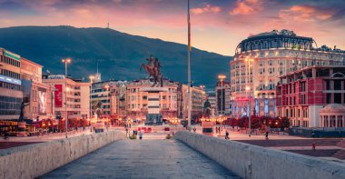 Avrupa 'nın antik şehirlerine zarar vermek. Üsküp 'ün Kuzey Makedonya başkentinin büyüleyici manzarası. Seyahat konsepti arka planı