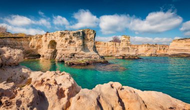 Güzel deniz manzarası. Popüler turistlerin ilgi odağı Torre Sant 'Andrea' nın etkileyici yaz manzarası. Adriyatik Denizi 'nin inanılmaz sabah deniz manzarası, Torre Sant' Andrea köyü konumu, Apulia bölgesi, İtalya.