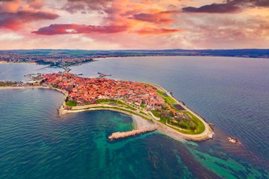 Nessebar 'ın uçan insansız hava aracından harika bir bahar manzarası. Karadeniz 'in resimli deniz manzarası. Bulgaristan, Avrupa 'nın açık hava manzarası. Seyahat konsepti geçmişi. Güzel yaz manzarası.