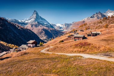 Güzel sonbahar manzarası. Arka planda Matterhorn tepesi olan Zermatt köyünün muhteşem sabah manzarası. İsviçre Alpleri, İsviçre, Avrupa 'nın muhteşem sonbahar sahnesi. Seyahat konsepti arka planı.