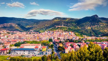 Hava manzarası fotoğrafçılığı. Oristano ili, İtalya ve Avrupa 'nın Bosa kasabasının muhteşem sabah manzarası. Sardunya 'nın güneşli yaz manzarası. Mimari seyahat arka planı.