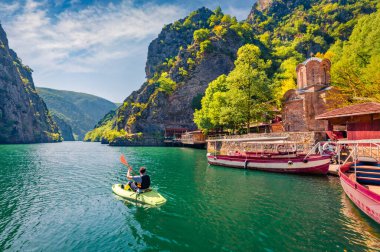 Matka Kanyonu 'nda turist kanosu. Kuzey Makedonya, Avrupa 'nın resimli sabah sahnesi. Seyahat konsepti arka planı.