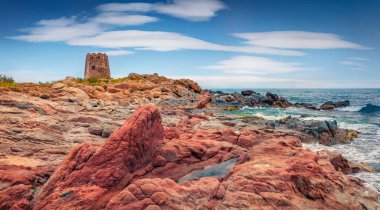 Dramatik deniz manzarası. Torre di Bari kulesinin muhteşem yaz manzarası. Sardunya Adası, İtalya, Avrupa 'nın resimli sabah manzarası. Akdeniz 'in güzel deniz manzarası.