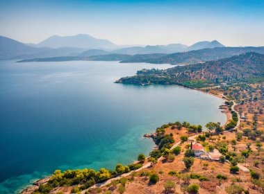 Doroufi Kranidiu köyünün insansız hava aracı görüntüsü. Yunanistan, Avrupa 'nın Peloponnese yarımadasının muhteşem yaz manzarası. Myrtoan Denizi 'nin resimli deniz manzarası. Seyahat konsepti arka planı