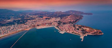 Nafplion kasabasının panoramik yaz döngüsü. Akdeniz 'de dramatik bir gün batımı. Yunanistan, Avrupa 'daki Peloponnese yarımadasının muhteşem akşam manzarası. Seyahat konsepti arka planı
