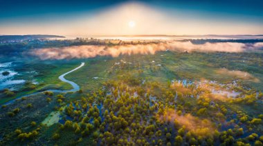 Hava manzarası fotoğrafçılığı. Ukrayna kırsalının uçan insansız hava aracından muhteşem bir yaz manzarası. Ternopil kasabası, Ukrayna, Avrupa 'nın güneşli sabah manzarası. Muhteşem gün doğumu. 