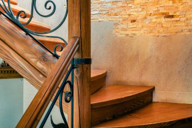 Demiryolu elementleri ve Karpatlar 'da bir dağ evinde ahşap merdivenler.. 