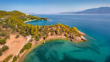 Thini köyünün insansız hava aracı görüntüsü. Peloponnese yarımadasının yeşil yaz manzarası, Yunanistan, Avrupa. Myrtoan Denizi 'nin heyecanlı deniz manzarası. Doğa konseptinin güzelliği