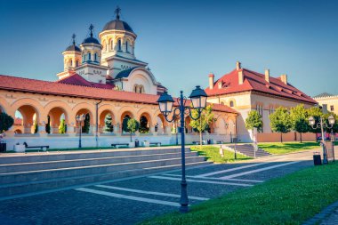 Birleşme Katedrali 'nin harika akşam manzarası, Alba Carolina Kalesi' ndeki güçlendirilmiş kiliseler. Transilvanya, Alba Iulia şehri, Romanya ve Avrupa 'nın çekici yaz manzarası. 