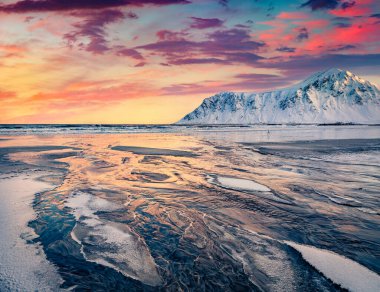 Lofoten Adaları 'nın kış manzarası heyecan verici. Norveç, Avrupa 'da harika bir gün doğumu. Flakstadoya Adası, Skagsanden plajı, popüler turizm merkezinin göz kamaştırıcı sabah manzarası. Doğa konseptinin güzelliği